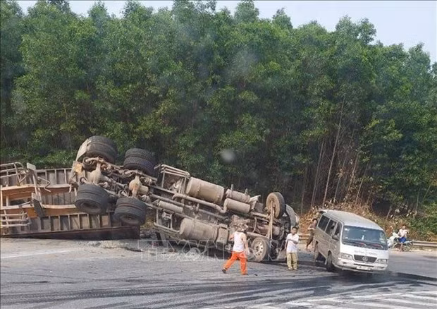 Accidentes de tráfico en Vietnam cobran dos mil 656 vidas en cinco meses ảnh 1