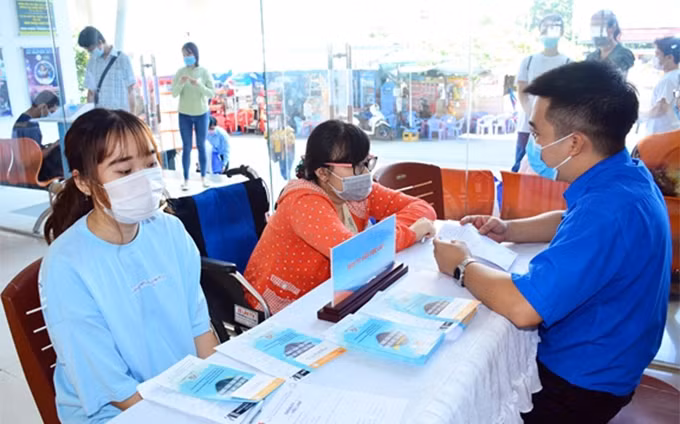 Prestan asistencia a trabajadores vietnamitas afectados por el COVID-19 ảnh 1