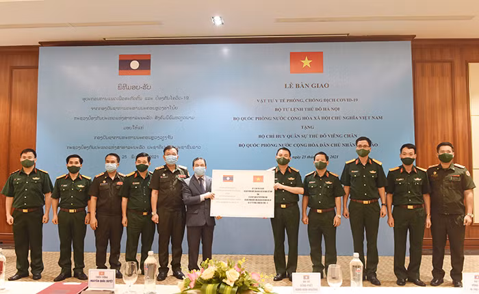 Fuerza militar de Hanoi ayuda a amigos laosianos a combatir el COVID-19 ảnh 1