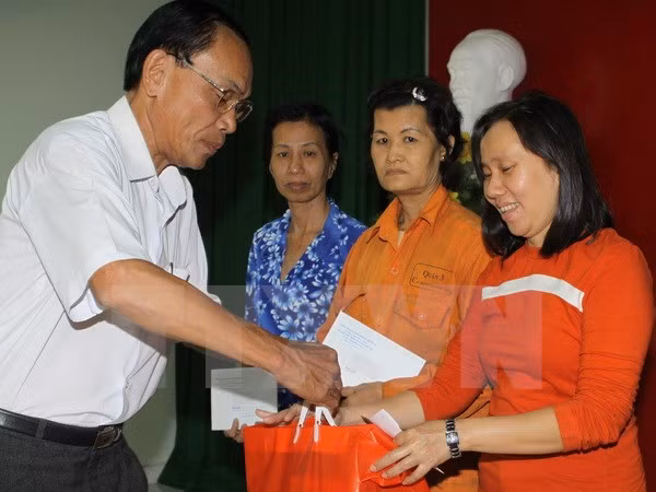 Garantizan gratificación a empleados vietnamitas en Año Nuevo Lunar 2016 ảnh 1