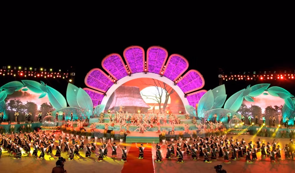 Fuegos artificiales abren festival de “paraíso de las flores” Da Lat ảnh 2