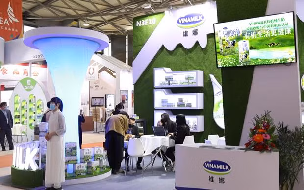 Vinamilk presenta productos lácteos orgánicos de “doble estándar” en feria comercial en Shanghái ảnh 1