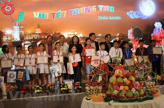 Comunidad vietnamita en República Checa celebra Festival de Medio Otoño ảnh 1