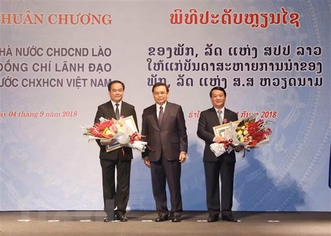 Laos condecora a funcionarios vietnamitas con Orden de la Libertad ảnh 1