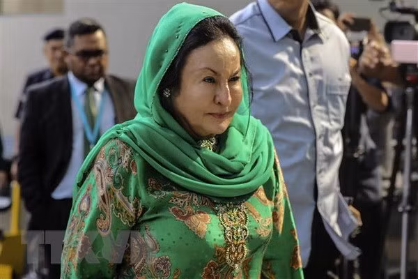 Interrogan a esposa del expremier Najib Razak por supuestos vínculos con caso de corrupción ảnh 1