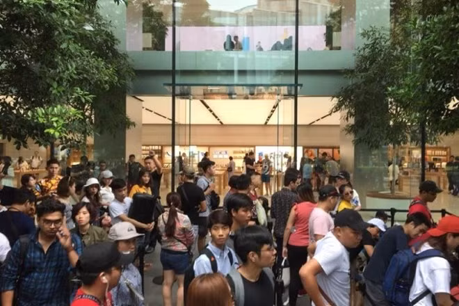 Filas de compradores frente a tienda de Apple en Singapur para obtener últimos modelos de iPhone X ảnh 1