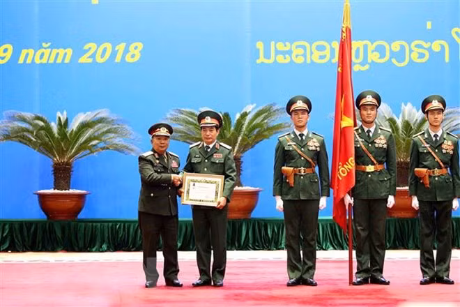 Entregan orden del Estado laosiano a oficiales y colectivos del Ejército Popular de Vietnam ảnh 1