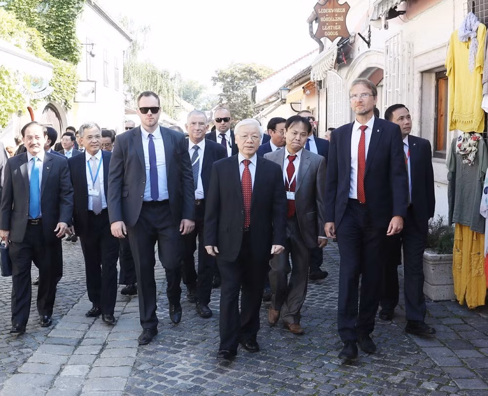 Secretario general del Partido Comunista de Vietnam visita ciudad húngara de Szentendre ảnh 1