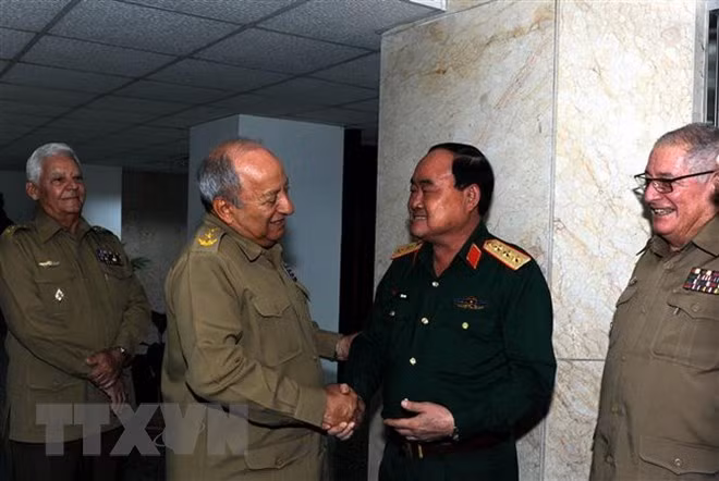 Ejércitos de Vietnam y Cuba fortalecen cooperación económica ảnh 1