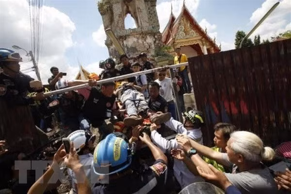 Al menos un muerto y 11 heridos tras colapso de torre de campaña en Tailandia ảnh 1