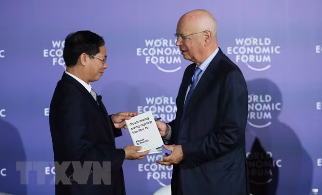 FEM-ASEAN: Presentan libro “La cuarta revolución industrial” en idioma vietnamita ảnh 1