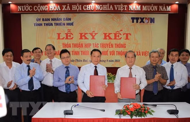 VNA y provincia centrovietnamita firma acuerdo de cooperación en la comunicación ảnh 1