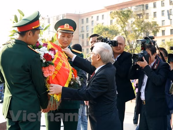 Máximo dirigente partidista de Vietnam rinde homenaje ante Monumento de Ho Chi Minh en Moscú ảnh 1