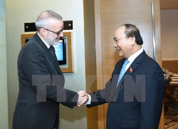 Premier vietnamita sostiene encuentro con director editorial de The Economist ảnh 1
