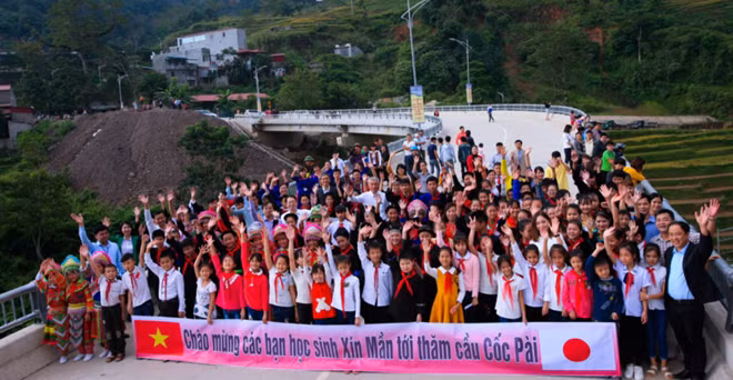 Abre al tránsito puente a favor de pobladores étnicos en provincia vietnamita ảnh 1