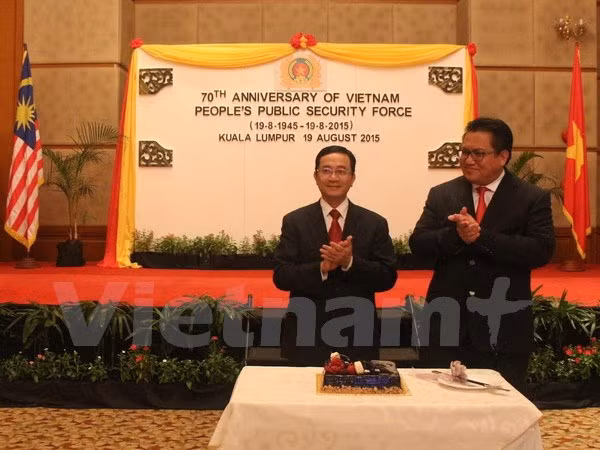 Celebran en el exterior Día tradicional de Policía vietnamita ảnh 1