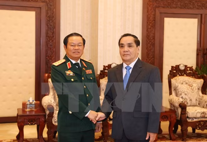 Alaba premier laosiano efectiva cooperación militar con Vietnam ảnh 1