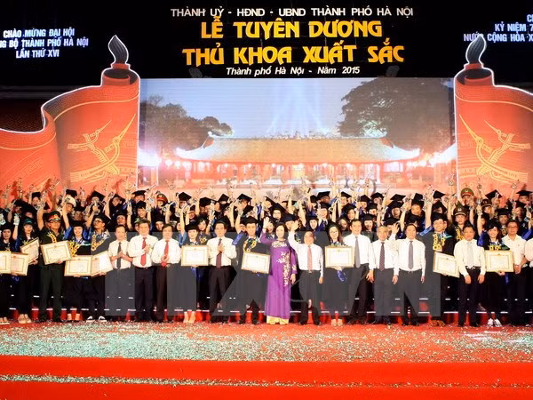 Hanoi honra a sobresalientes graduados locales ảnh 1