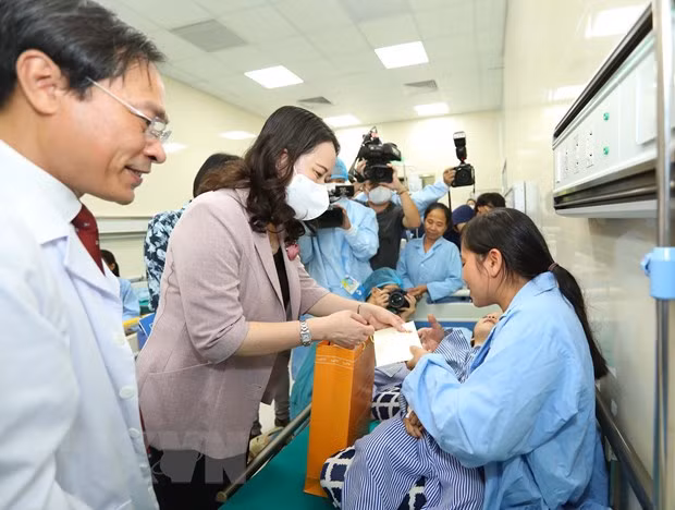 Entregan donaciones a niños operados de labio y paladar hendido en hospital Vietnam-Cuba ảnh 1