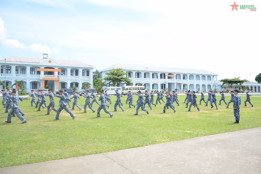 Delegación de agregados militares extranjeros visita Región naval 1 de Vietnam ảnh 2
