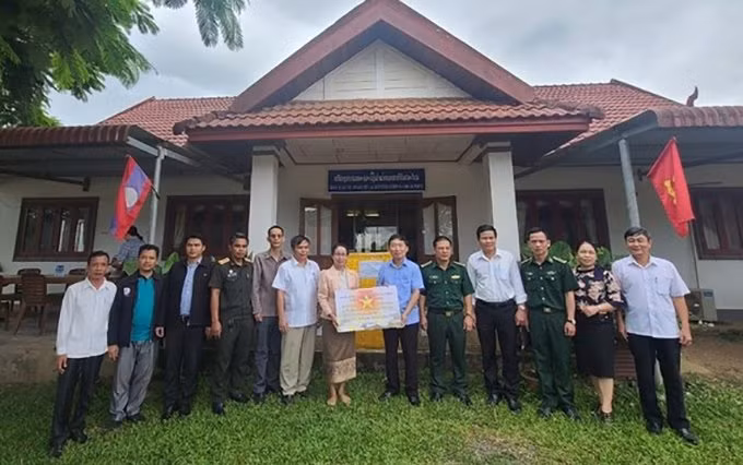 Vietnam entrega suministros médicos para apoyar a provincias de Laos en lucha antiCOVID-19 ảnh 1