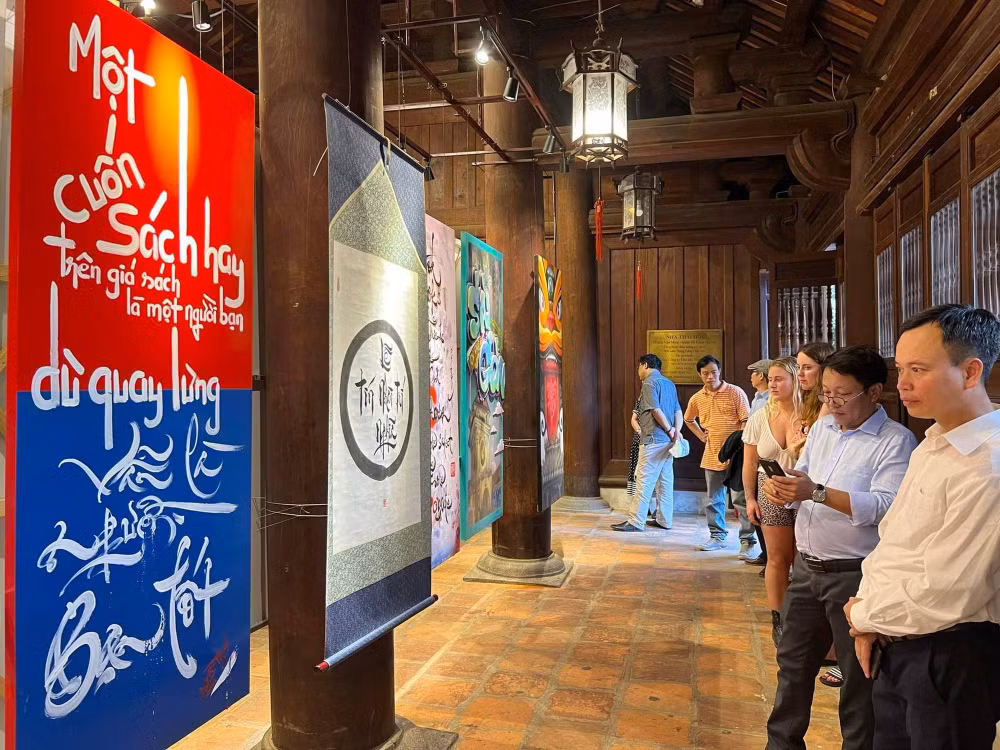 Efectúan exposición sobre caligrafía y graffiti en Templo de la Literatura en Hanoi ảnh 2