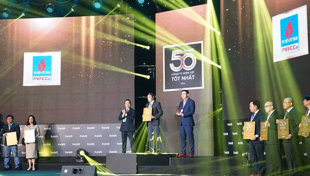 Entidades de PetroVietnam figuran entre 50 mejores empresas cotizadas en Vietnam en 2022 ảnh 2