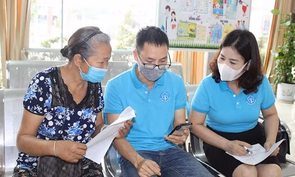 Long Bien, primer distrito de Hanoi en apoyar pobres a participar en seguro social voluntario ảnh 1