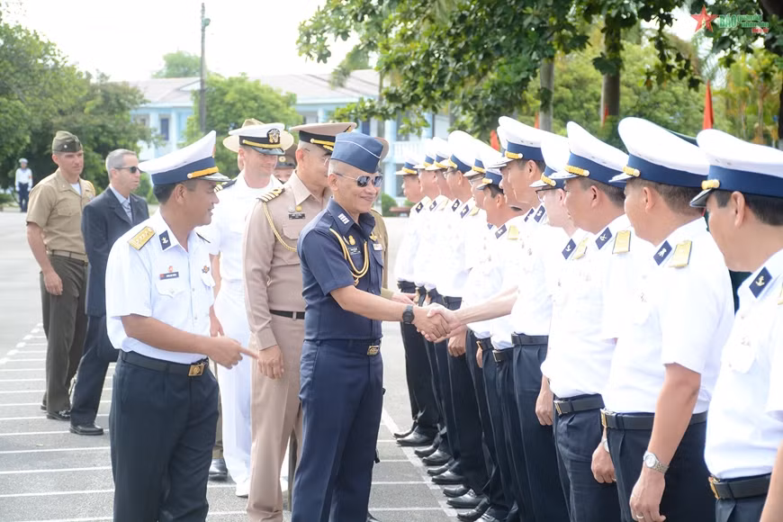 Delegación de agregados militares extranjeros visita Región naval 1 de Vietnam ảnh 1