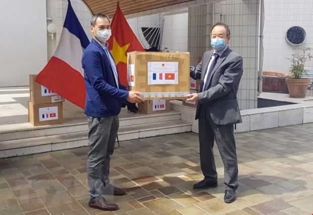 Vietnam dona mascarillas sanitarillas en Francia ảnh 1