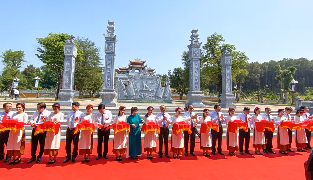 Inauguran un templo dedicado a los antepasados del Presidente Ho Chi Minh ảnh 1
