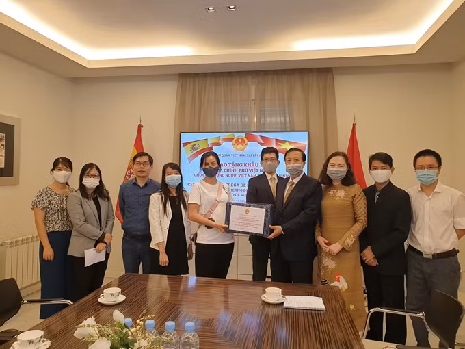 Gobierno vietnamita entrega mascarillas antibacterianas a compatriotas residentes en España ảnh 1