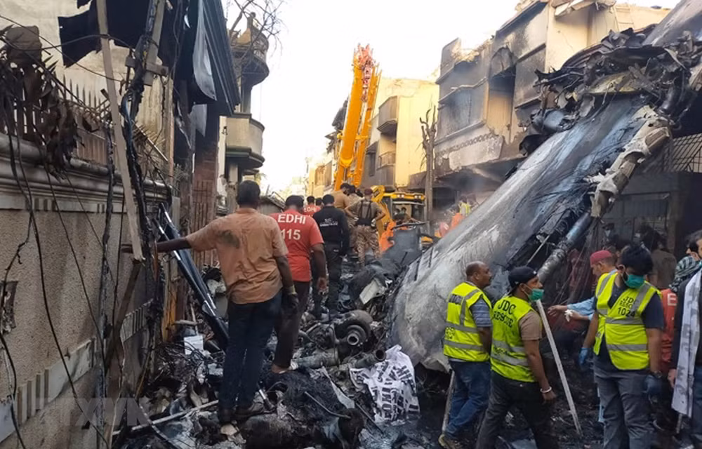 Dirigente vietnamita expresa condolencias por accidente aéreo en Pakistán ảnh 1