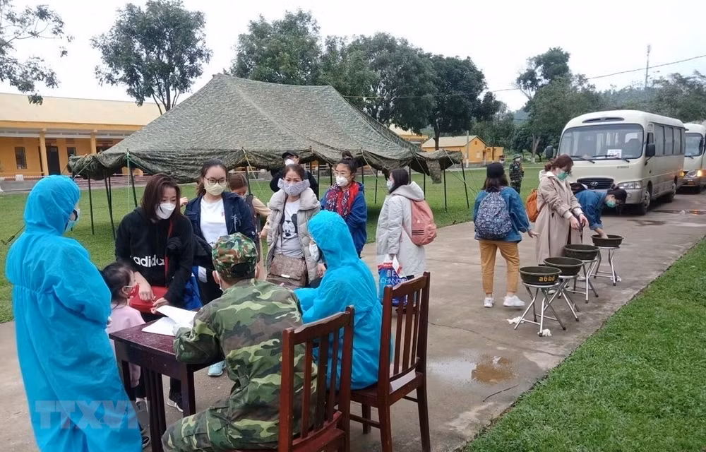 Thanh Hoa realiza pruebas para la detección de SARS-CoV-2 a 161 vietnamitas regresados del extranjero ảnh 1