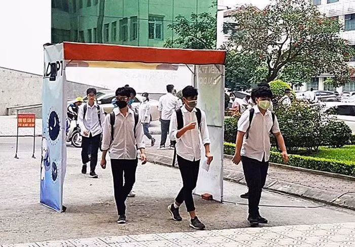 Diseñan estudiantes vietnamitas arco de desinfección para el COVID-19 ảnh 1
