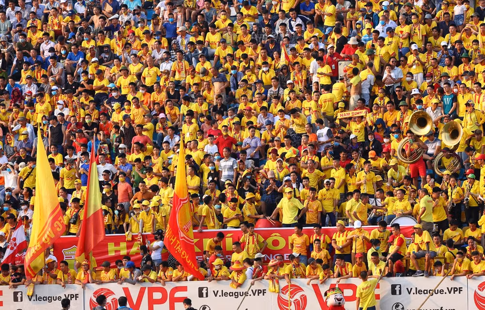 Regreso de fútbol vietnamita con público en las gradas sorprende a medios internacionales ảnh 1