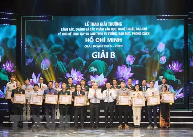 Entregan premios a obras destacadas en seguimiento del ejemplo moral del Presidente Ho Chi Minh ảnh 1