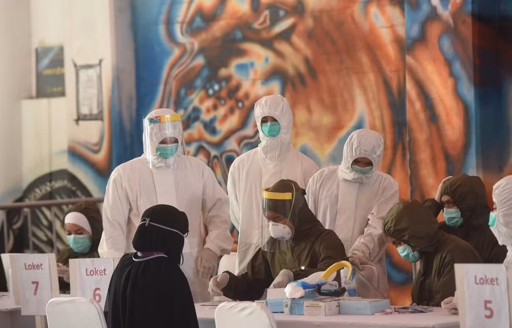 Instala Indonesia laboratorios móviles de COVID-19 en puertas fronterizas ảnh 1