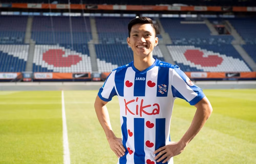 Futbolista vietnamita entre los defensores más destacados de Asia ảnh 1