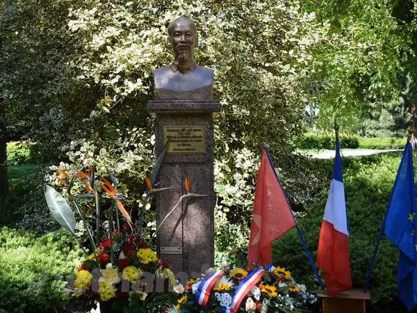 Vietnamitas en Francia homenajean al Presidente Ho Chi Minh por 130 aniversario de su natalicio ảnh 1