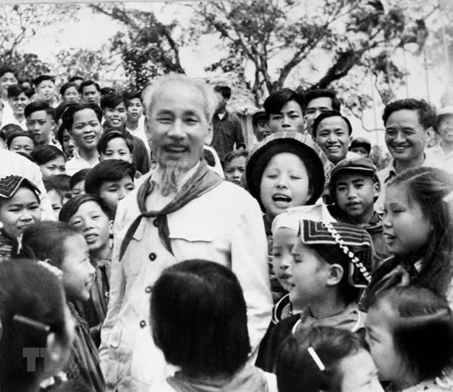 Celebran acto conmemorativo por 130 aniversario del natalicio del Presidente Ho Chi Minh ảnh 1 Celebran acto conmemorativo por 130 aniversario del natalicio del Presidente Ho Chi Minh ảnh 1