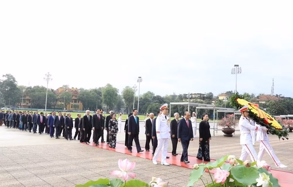 Dirigentes de Vietnam rinden tributo al Presidente Ho Chi Minh en ocasión de su natalicio ảnh 1