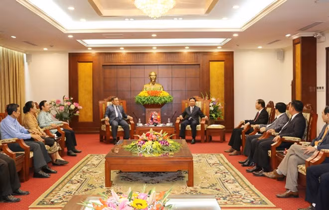 Presidente del Frente laosiano de Construcción Nacional visita provincia vietnamita ảnh 1 Presidente del Frente laosiano de Construcción Nacional visita provincia vietnamita ảnh 1
