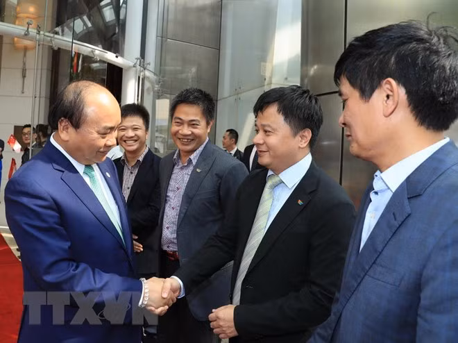 Premier vietnamita concluye visita a Singapur y su participación de Cumbre de ASEAN ảnh 1
