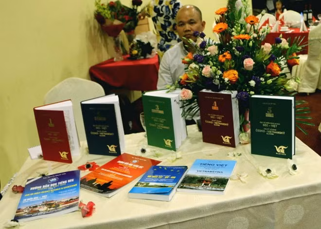 Presentan quinto volumen del Gran Diccionario checo-vietnamita ảnh 1