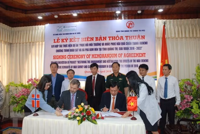 Noruega ayuda a provincia vietnamita en desactivación de bombas, una herencia de la guerra ảnh 1