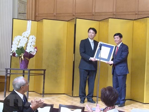 Nombran a reconocido doctor japonés como Cónsul Honorario de Vietnam en prefectura de Aichi ảnh 1