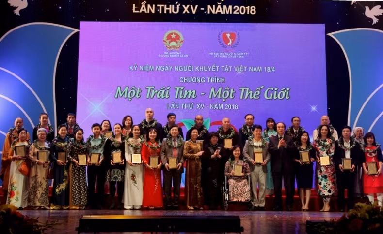 Benefactores donan un millón de dólares para discapacitados vietnamitas ảnh 1