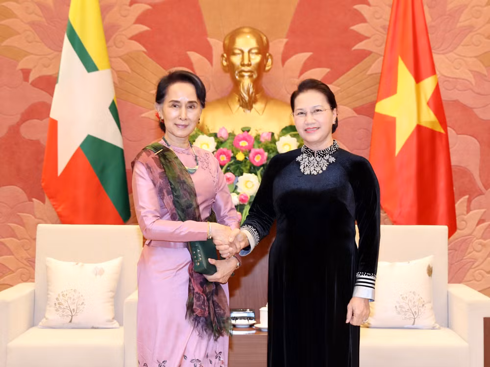 Presidenta del Parlamento de Vietnam destaca papel femenino al recibir a consejera de Estado de Myanmar ảnh 1