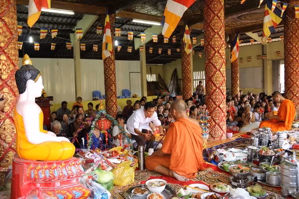 Dirigente vietnamita felicita a comunidad de Khmer por festival de Chol Chnam Thmay ảnh 1